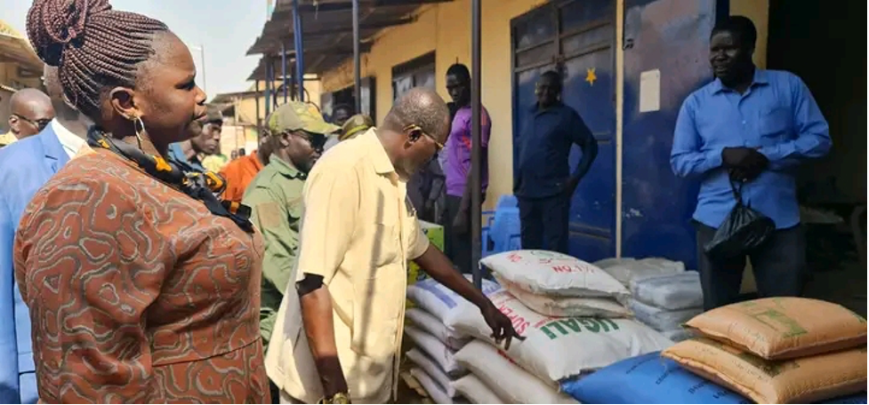 Governor Tong storms Aweil market over high food prices