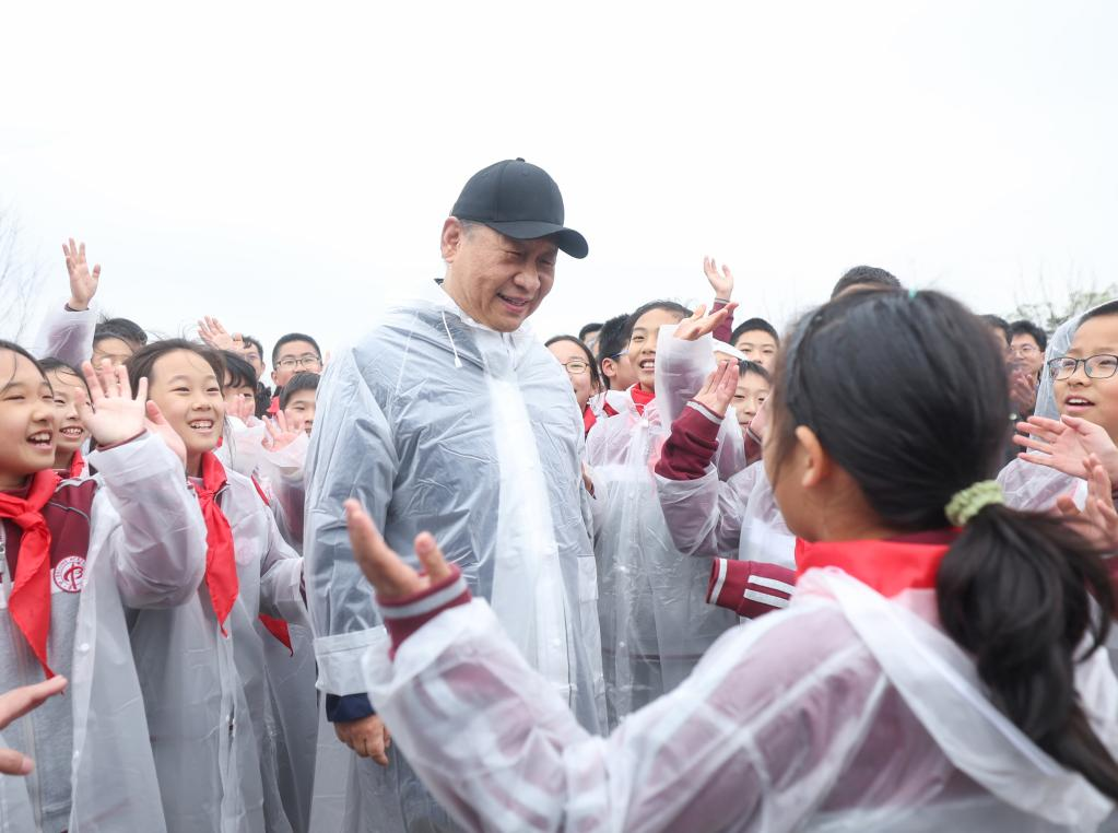 Xi plants trees in Beijing, urging more afforestation efforts for beautiful China