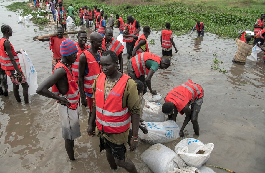 A WFP dyke rehabilitation project is allowing families to return home