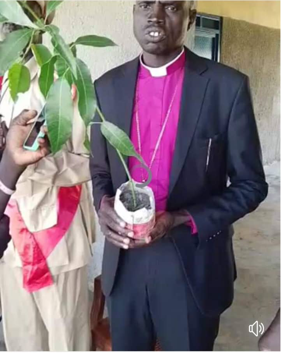 Aweil East Commissioner joins public to plant trees at Madhol Secondary school