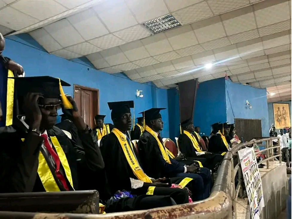 Governor Tong donates 2 million SSP to Aweil students in Upper Nile varsity