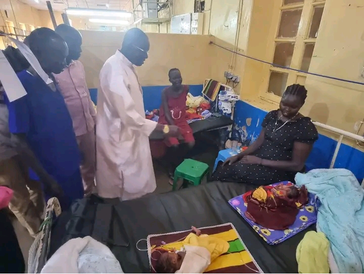 Governor Tong donates 300,000 SSP to mother of quadruplets at Aweil hospital